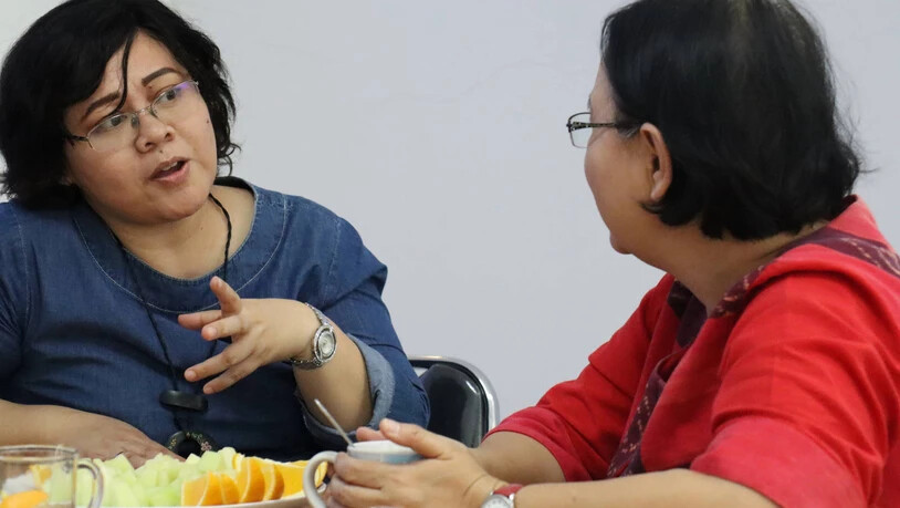 Ira Imelda (links), am 5. Juni zu Gast in der Pauluskirche, hier im angeregten Gespräch mit Karmila Yusup. Die beiden Frauen arbeiten im Frauenhaus Durebang Center auf Java, das von Mission 21 unterstützt wird.