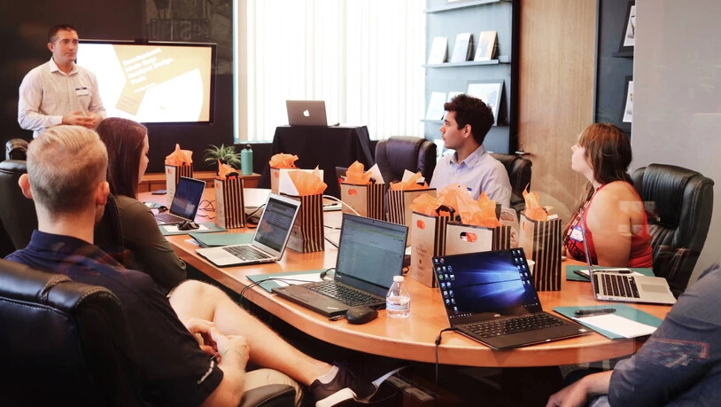 Vernetzt und verkabelt: So finden Meetings heute statt – jede und jeder hat einen eigenen Laptop.