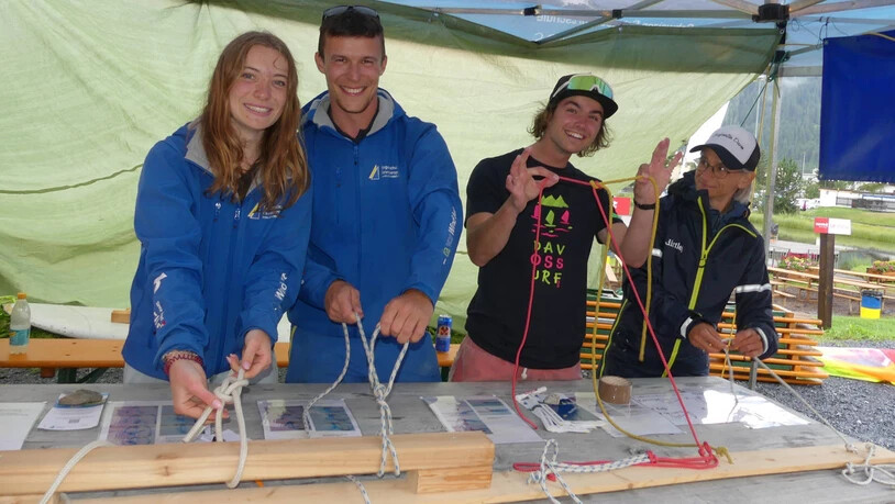 Beim gemeinsam von Segel- und Surfschule betriebenen Stand konnten mit Knöpfen Preise gewonnen werden. Katja, Fabian, Flurin und Sabine führten sie vor.