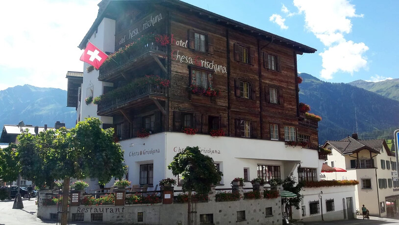 Zahnpastachefin übernimmt Klosterser Hollywood-Hotel: Das Klosterser Hotel «Chesa Grischuna» wird von Astrid von Stockar und Clemens Gregor übernommen.
