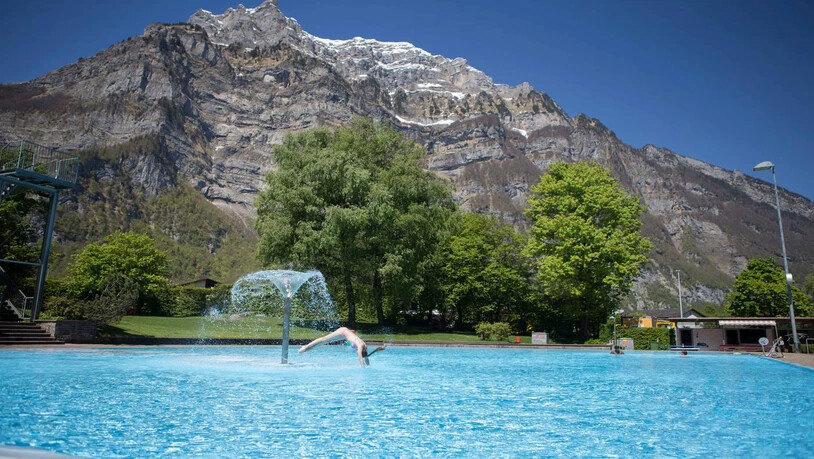 Auffrischung nötig: Die Stimmbevölkerung der Gemeinde Glarus entscheidet, ob sie die Badi Netstal für 4,8 Millionen Franken renovieren will.