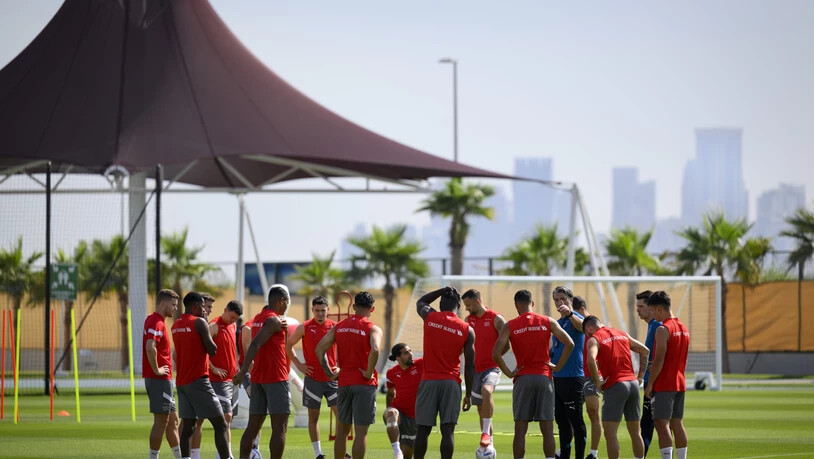Weilen bereits in Katar: Die Schweizer Spieler am Freitag bei einer Trainingseinheit in Doha.
