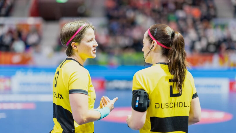Eingespieltes Team: Die beiden Schiedsrichterinnen Sandra Zurbuchen (rechts) und Corina Wehinger kennen sich schon lange.