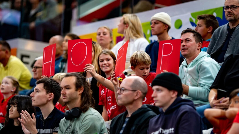 Hopp Schweiz: Auch mit Plakaten wird die Schweizer Mannschaft angefeuert.