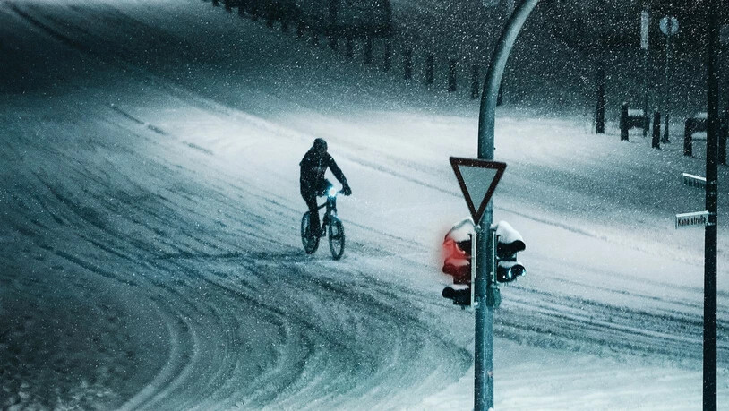 Vorsicht: Bei schneebedeckten Strassen ist von einer Fahrt mit dem Velo abzuraten.