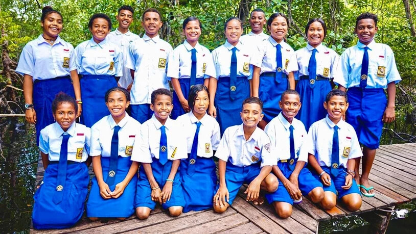 Die aktuellen Schülerinnen und Schüler der Highschool der Umweltschule in Sawinggrai.