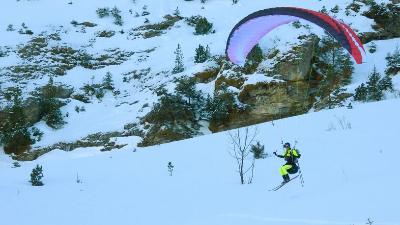Weiche Landung: Im Schnee und mit Ski an den Füssen ist das Aufkommen am Boden angenehm.