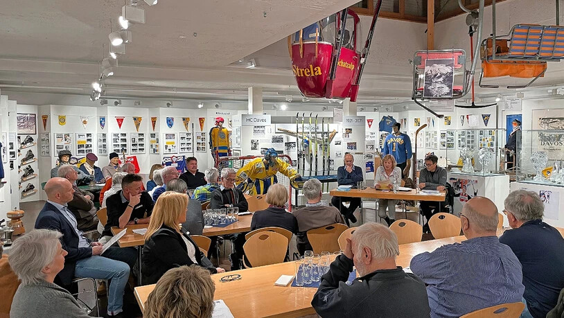 Nach der Sitzung (Bild) wurde ein Apéro gereicht, der traditionell die GV des Vereins Wintersportmuseum Davos beschliesst.  