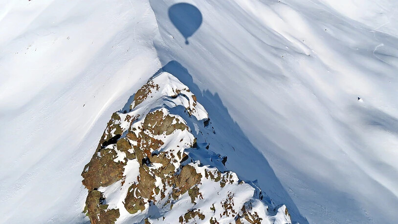 Eine markante Felsformation zwischen dem Sutzibach und der Tiejer Flue aus einer Höhe von rund 200 Meter über Grund fotografiert.