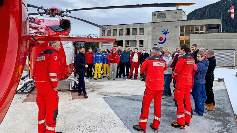 Die Teilnehmenden des Britisch-Schweizerischen Parlamentarier-Skirennens freuen sich über die spannenden Einblicke in den Rettungsalltag der Rega und des Spitals Davos. 