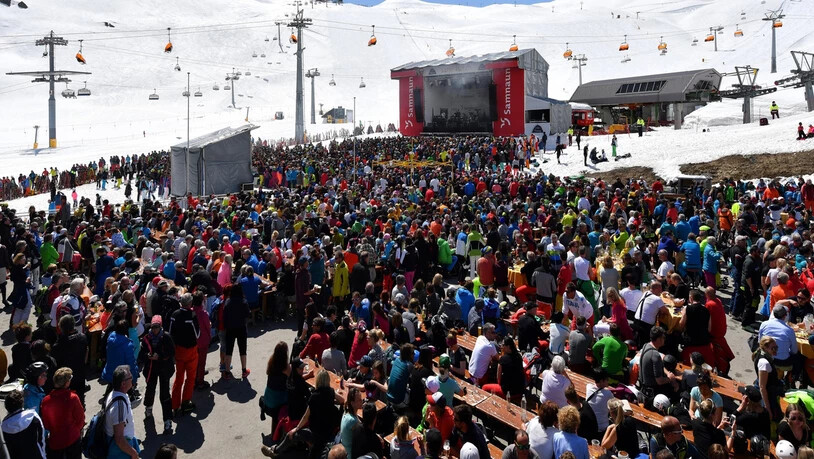 Ein Konzert mit Aussicht: Die Konzertbühne mitten in der Silvretta Ski-Arena Samnaun/Ischgl sorgt für mitreissende Stimmung vor imposanter Bergkulisse.