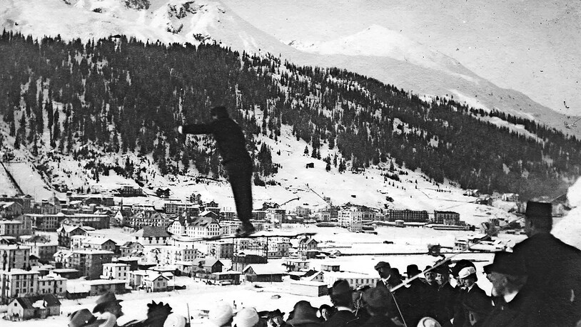 Die alte Bolgenschanze um 1905. Zu sehen ist hier auch der Gaskessel an der Mattastrasse (im Bild direkt unter den Füssen des Skispringers).  