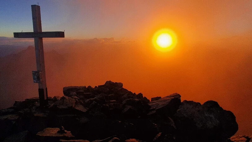Der Sonnenaufgang beim Gipfelkreuz als Ort erinnert an Gottesnähe und österliche Hoffnung auf das Licht der Welt nach der Dunkelheit.  