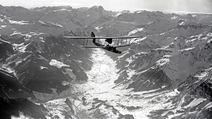 Das Grosstal von oben: Der Flugpionier und Fotograf Walter Mittelholzer überfliegt das Glarnerland im Tandemflug mit einem Doppeldecker-Wasserflugzeug. 