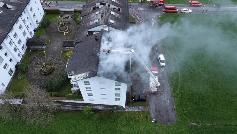 Beim Brand wird laut der Kantonspolizei Glarus niemand verletzt.