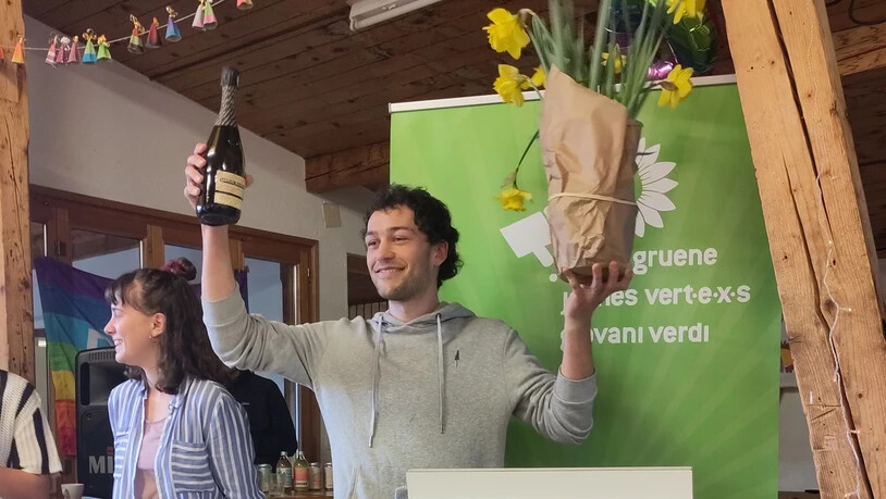Vielen Dank für die Blumen: Der 25-jährige Sven Keller setzt sich gegen seinen Konkurrenten Peter Weihrauch aus Bern durch.