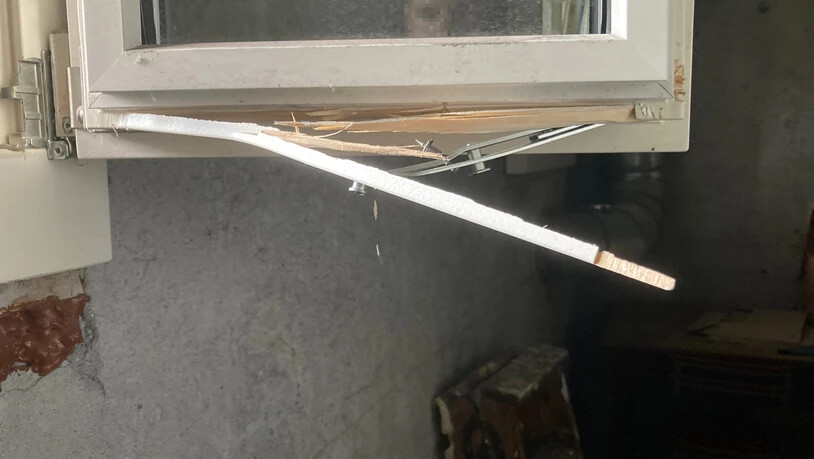 Einbruch: Unbekannte haben in der Nacht auf Dienstag in Diesbach gewaltsam ein Fenster des ehemaligen Schulhauses aufgebrochen.