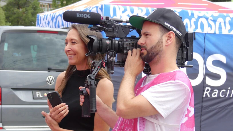 Das Team mit Reporterin Anna und Kameramann Pascal macht Aufnahmen mit den Bikestars.
