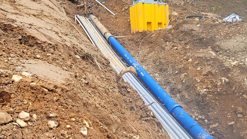 Die notwendigen Leitungen für die neue ­Beschneiungsanlage werden in einem Leitungsgraben verlegt. Auch zu sehen ist ein Schacht für den Schneerzeuger (gelb).  