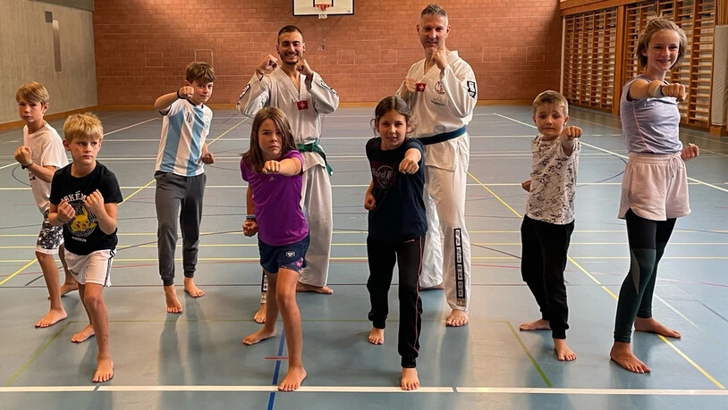 Kleine Ninjas versuchten mit meisterlicher Unter-stützung ihre ersten Schritte beim Taekwondo.