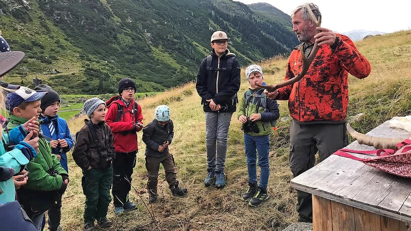 Viel zu tun gibt es für Wildhüter Thomas Fankhauser jeweils vor der Jagd. Und doch nahm er sich die Zeit, mit den Kindern die Tiere zu beobachten.  