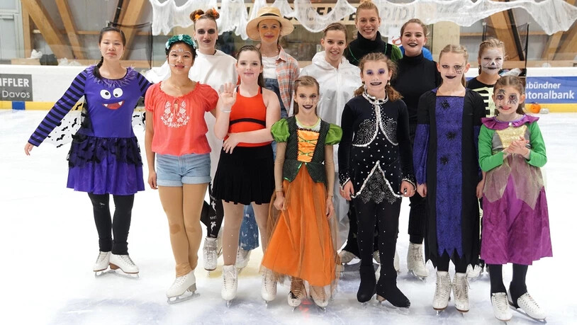 Gruppenbild vom Halloween-Schaulaufen mit Trainerin Anna-Barbara Caflisch (hinten Mitte). 