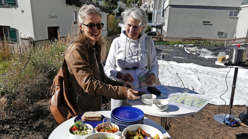 Stephanie und Ursula degustieren die tollen Salate und die schmackhafte Kohlrabi-Suppe.