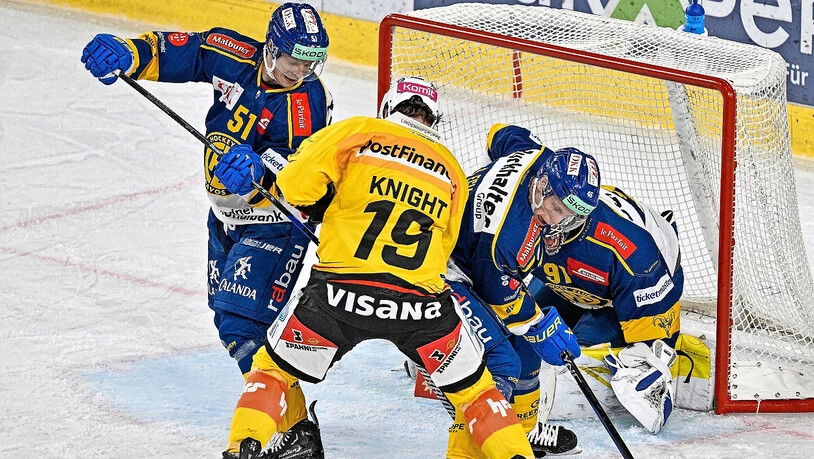 Kristian Näkyvä, Dominik Egli und Goalie Gilles Senn (v.l.) kämpfen gegen den Berner Corban Knigth.   