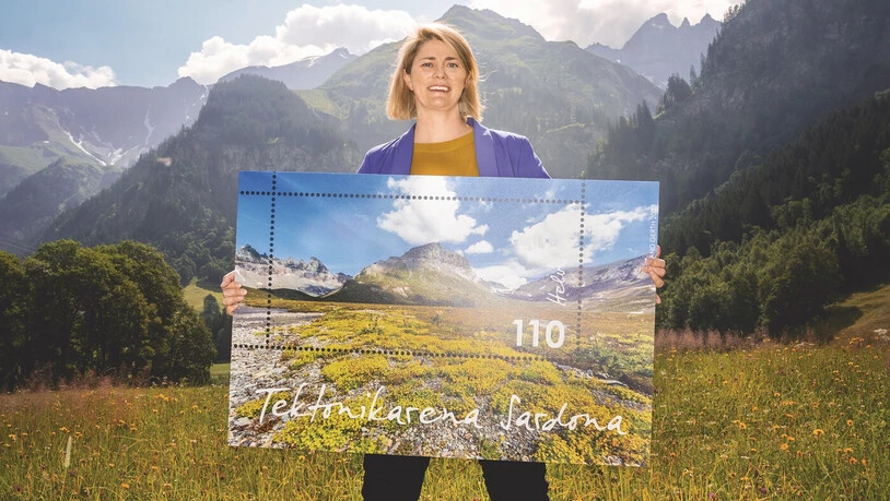 So gross ist sie in der Realität natürlich nicht: Susanne Elmer Feuz, Präsidentin des Vereins Unesco-Weltnaturerbe Tektonikarena Sardona, präsentiert die neue Briefmarke.