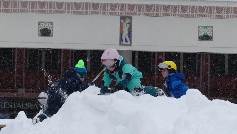 Das beste am Markt überhaupt: Auf den Schneehaufen konnten sich die Kinder austoben. Die Eltern kamen gut vorbereitet.