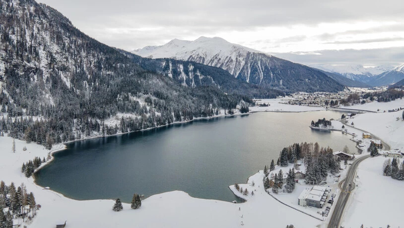 Der Davoser See im Winter: Nicht nur schön anzusehen, hier kann man sich auch dem Minigolf widmen.
