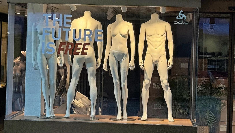 «The future is free» (zu Deutsch: «Die Zukunft ist frei») steht an diesem Geschäft. Was die nackten Schaufensterpuppen in diesem Zusammenhang wohl bedeuten mögen?  