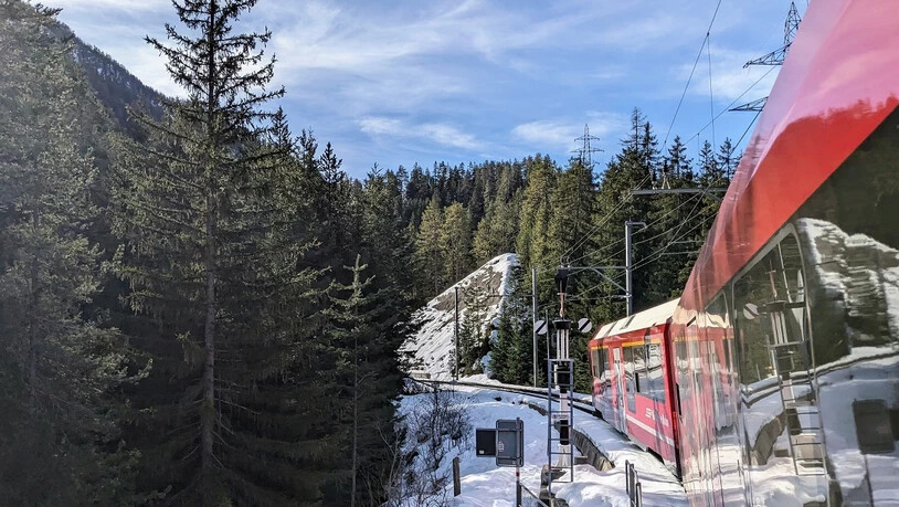 Die für Pendler wichtige Zugsverbindung Davos – Filisur – hier bei der «Hippschen Wendescheibe» nahe des Wiesner Viaduktes – soll gemäss Plänen der RhB für einige Monate eingestellt werden.  