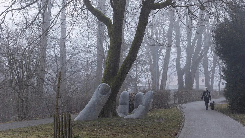 … von der Hand-Beton-Skulptur «The Caring Hand» im Volksgarten …  