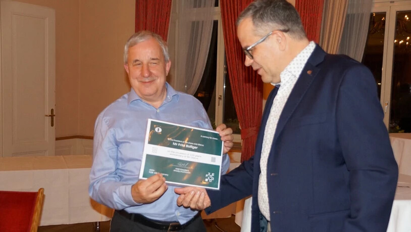 Besonderes Geschenk: Klubpräsident Fritz Bolliger erhält von André Vögtlin, dem Präsidenten des Schweizer Schachbundes, ein Anerkennungszertifikat des Weltschachverbandes.