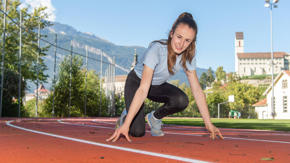Erfolgreich: Die Leichtathletikerin Jana Blumenthal aufder Sportanlage Sand in Chur. 
