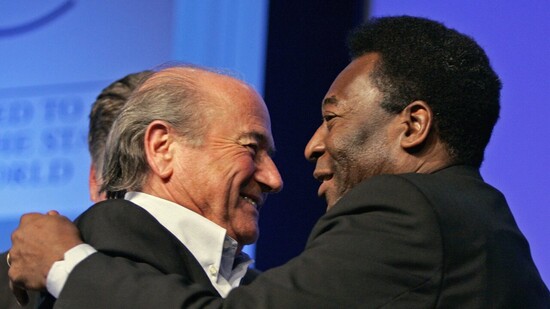 Der frühere brasilianische Fussball-Star Pelé hat nach einer Darmoperation die Intensivstation verlassen und befindet sich auf dem Weg der Genesung. Im Bild: Pelé (rechts) mit dem ehemaligen FIFA-Präsidenten Sepp Blatter. (Archivbild)