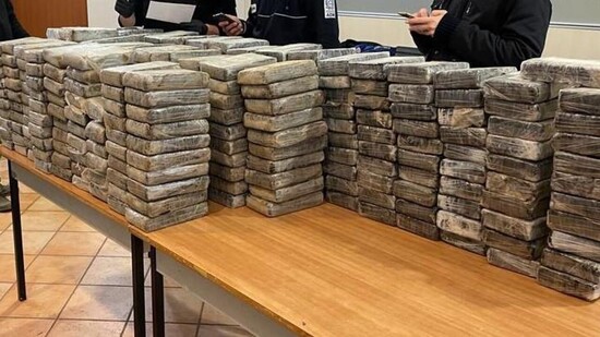 HANDOUT - Diese Pakete mit reinstem Kokain im Millionen-Wert wurden von der Polizei in Italien sichergestellt. Foto: Guardia di Finanza/dpa - ACHTUNG: Nur zur redaktionellen Verwendung im Zusammenhang mit der aktuellen Berichterstattung und nur mit…