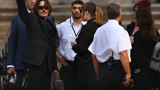 Im Streit zwischen dem US-Schauspieler Johnny Depp (mit Brille) und seiner Ex-Frau Amber Heard kommt es vor Gericht zu einem neuen Schlagabtausch. (Archivbild)