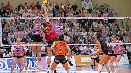 Die Nummer 7 in Aktion und beim Jubeln: Die Bündner Volleyballerin Fabiana Mottis hat mit Neuchâtel UC den Meistertitel gewonnen.