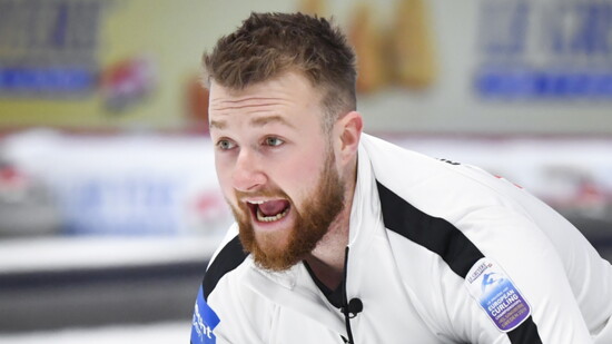 Skip Yannick Schwaller bleibt dem Schweizer Curling erhalten