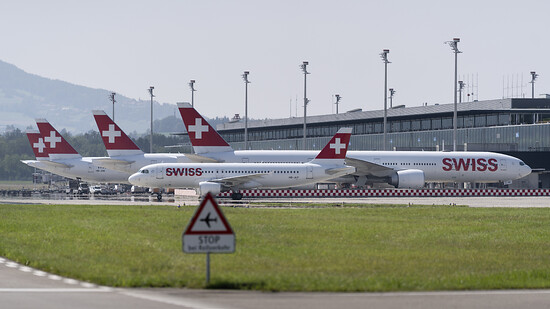 Die Passagierzahlen am Flughafen Zürich sind im April deutlich gestiegen, sie liegen aber immer noch deutlich hinter den Vorkrisenwerten zurück. (Symbolbild)