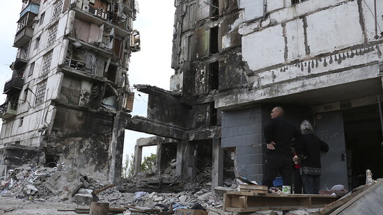 dpatopbilder - In Mariupol sind zahlreiche Gebäude durch die Kämpfe schwer beschädigt. Foto: Uncredited/AP/dpa