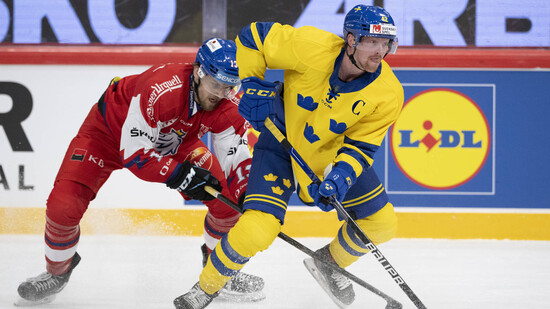 Neuer Davoser: Der Schwede Joakim Nordstrom (rechts) kämpft mit dem Tschechen Jiri Smejkal in einem Länderspiel um den Puck.
