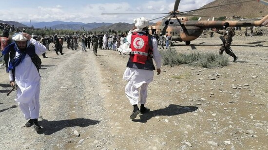 dpatopbilder - HANDOUT - Ein Helfer des Roten Halbmond geht zu einem Hubschrauber. Bei einem heftigen Erdbeben am Dienstag in der afghanisch-pakistanischen Grenzregion sind nach offiziellen Angaben mindestens 255 Menschen ums Leben gekommen. Das meldete…