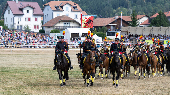 Dragoner aus dem Gastkanton Aargau reiten beim Marché-Concour in Saignelégier.