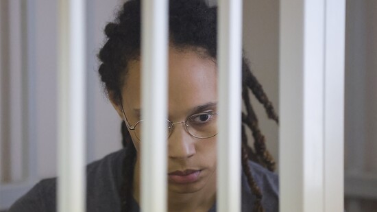 dpatopbilder - Brittney Griner befindet sich in einem Käfig in einem Gerichtssaal, während sie am 4. August der Urteilsverkündung zuhört. Foto: Evgenia Novozhenina/Pool Reuters/AP/dpa