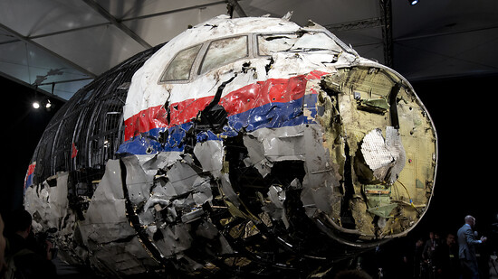 ARCHIV - Die aus Trümmern wieder zusammen gesetzte Boeing 777 der Malaysia Airlines, die als Flug MH17 über der Ukraine abgeschossen wurde, steht in einer Halle. Foto: Peter Dejong/AP/dpa