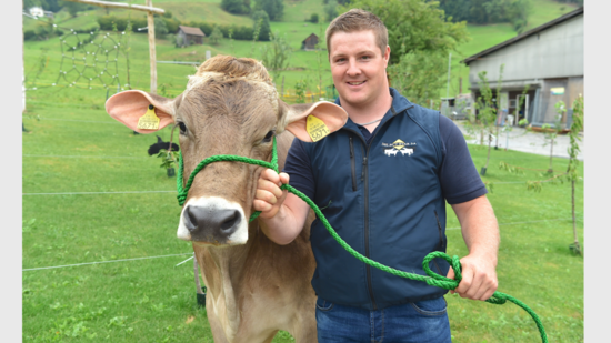 Mit Tieren hat der Mitarbeiter in einer Rindergenetikfirma nicht nur beruflich zu tun: Florian Riget mit seiner Kuh Zeila, die auf dem Hof seines Bruders Martin in Rufi lebt. Wenn es die Zeit zulässt, hilft der gelernte Landwirt auf dem Hof mit.