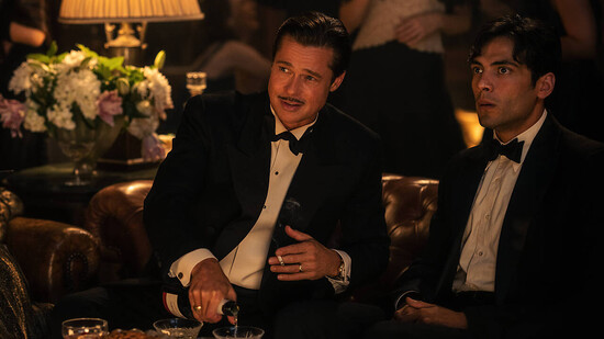 HANDOUT - Brad Pitt (l) mit Diego Calva als in einer Szene des Films «Babylon». Foto: -/Paramount Pictures/Entertainment Pictures/Zumapress.com/dpa - ACHTUNG: Nur zur redaktionellen Verwendung im Zusammenhang mit einer Berichterstattung über den Film und…